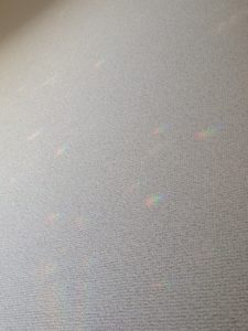 サンキャッチャーの虹模様