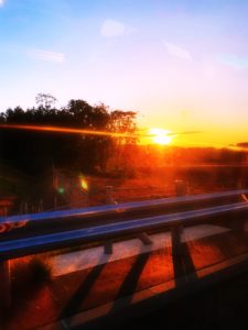 夕日がさす