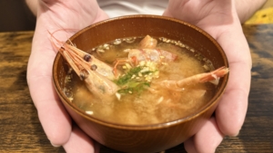 味噌汁を持つ手